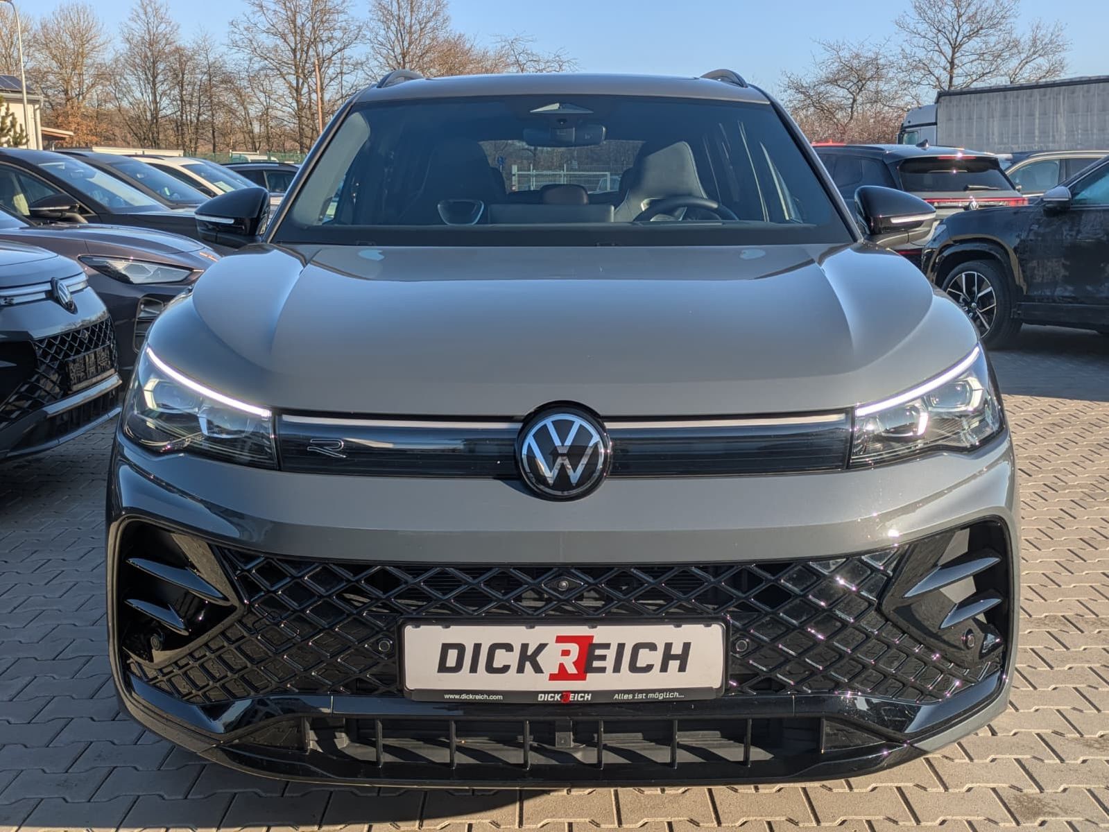 Fahrzeugabbildung Volkswagen Tiguan 2.0 TDI 4M R-Line BLACK*PAN*HK*AHK*MATRIX