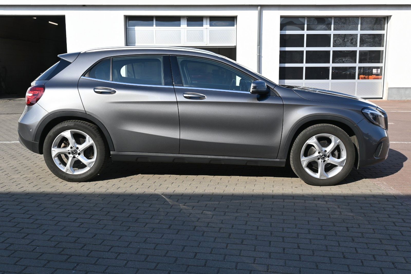 Fahrzeugabbildung Mercedes-Benz GLA 180 Schalter Urban*Navi*RFK*AHK