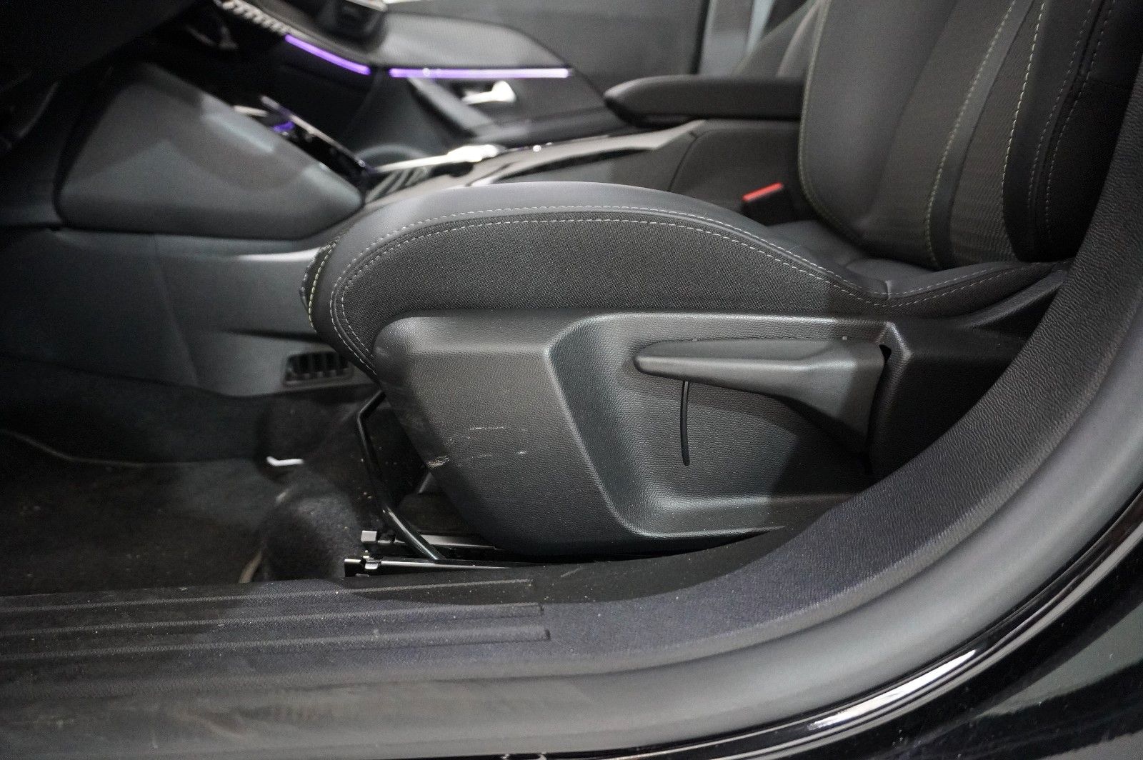 Fahrzeugabbildung Peugeot 2008 1.2 HYBRID GT E-DSC NAVI/LED/KAMERA/SPORT
