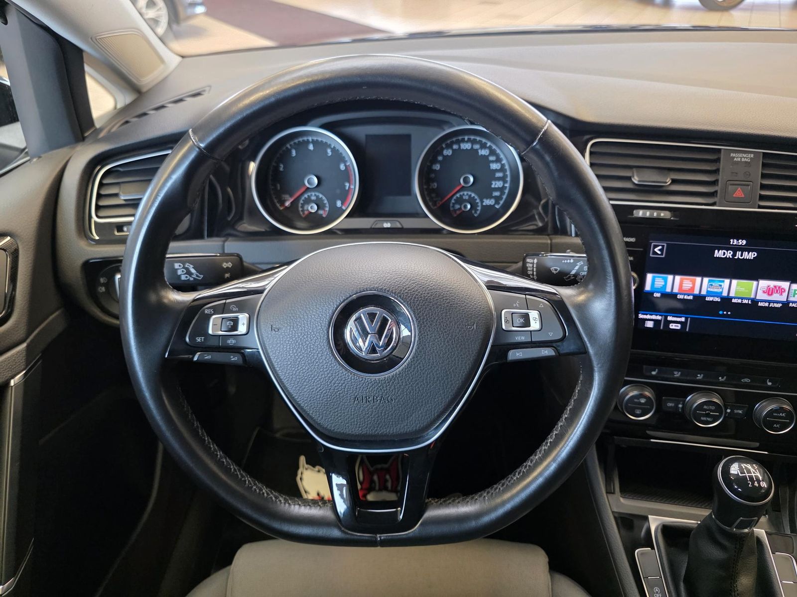 Fahrzeugabbildung Volkswagen Golf Variant 1.5 TSI Highline/LED/Shz/ACC/Ahk