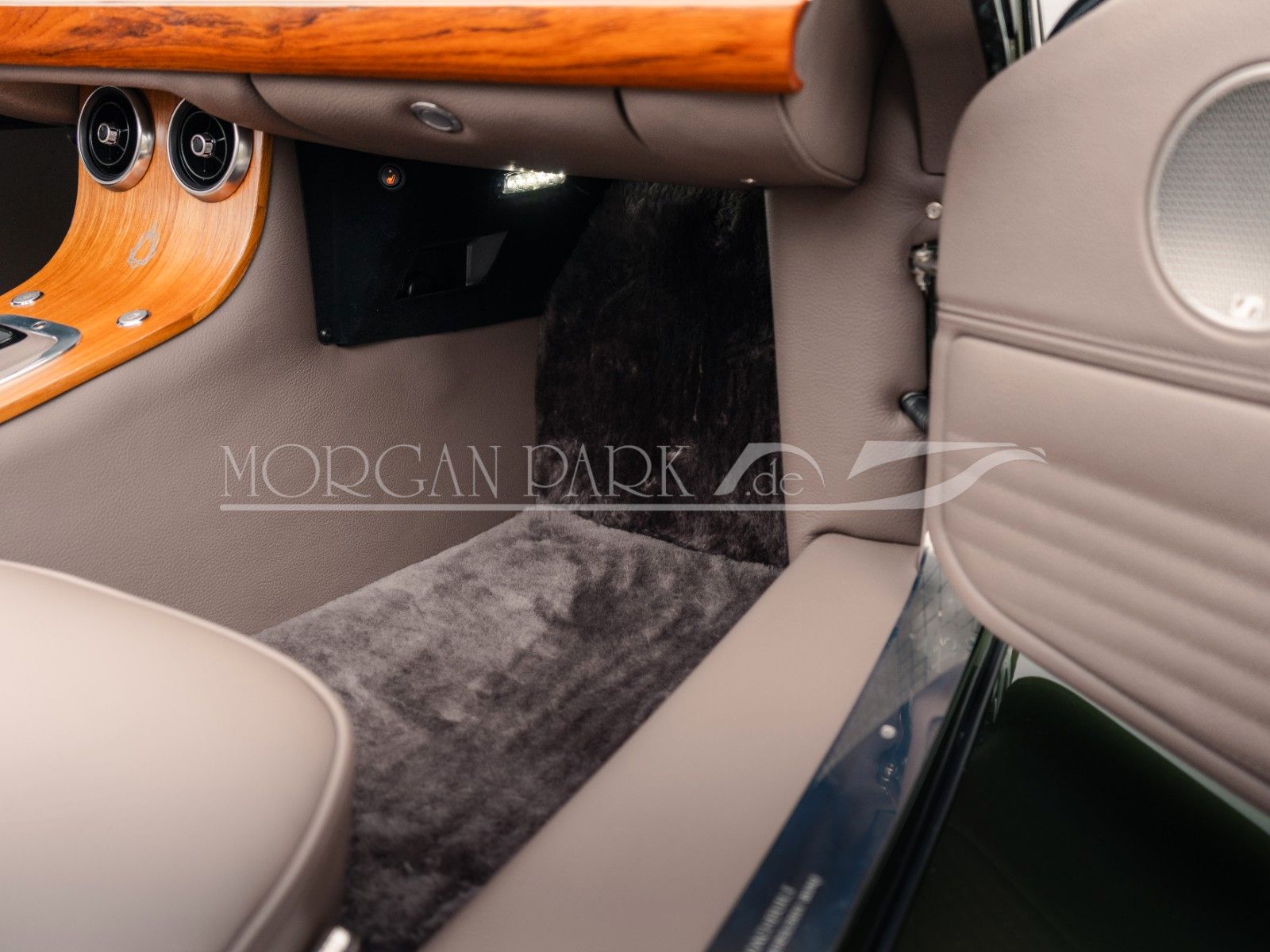Fahrzeugabbildung Morgan Plus Six PINNACLE *1 of 30, Designo Oliv Met.*