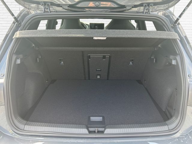 Fahrzeugabbildung Volkswagen Golf R-Line 1.5 eTSI 150 PS DSG NAVI LED RFK