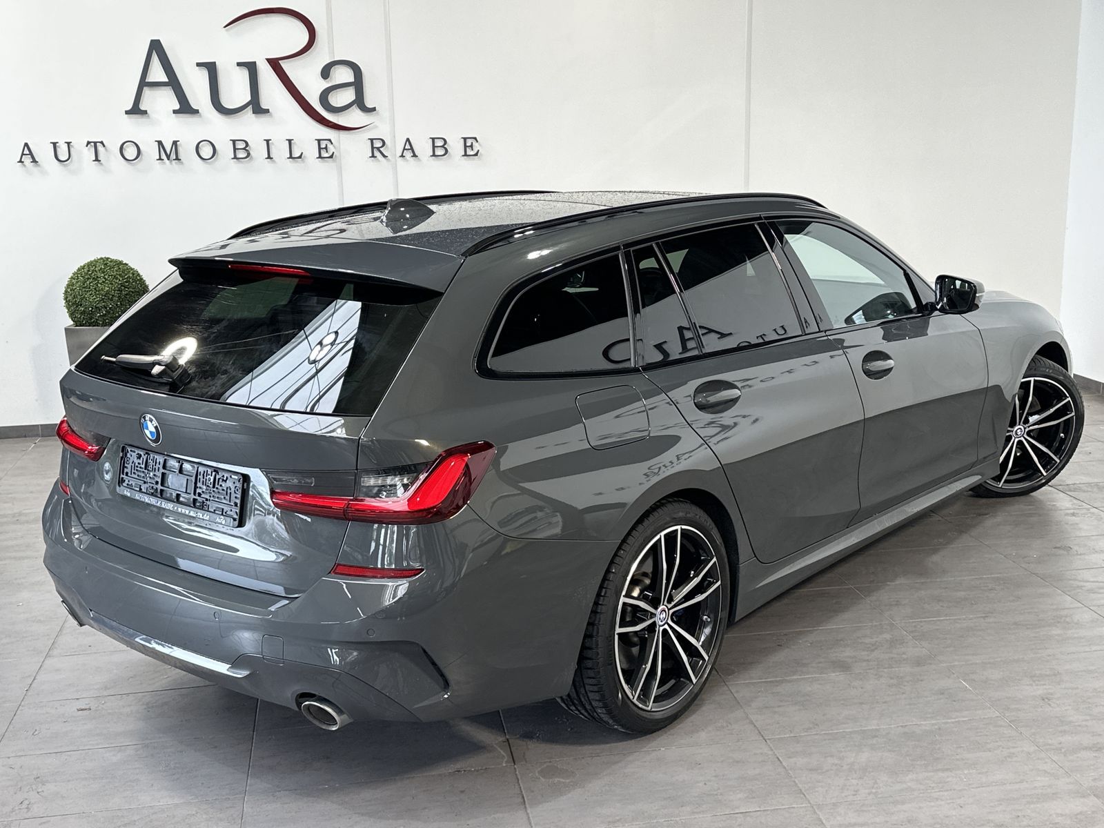 Fahrzeugabbildung BMW 330d Touring M-Sport NAV+LED+AHK+PANO+H&K+19ZOLL