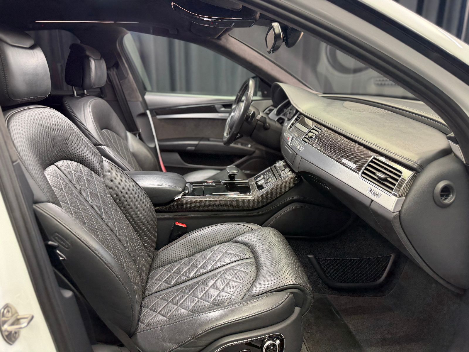 Fahrzeugabbildung Audi S8 4.0 TFSI quattro plus |KERAMIK|CARBON|MASSAGE