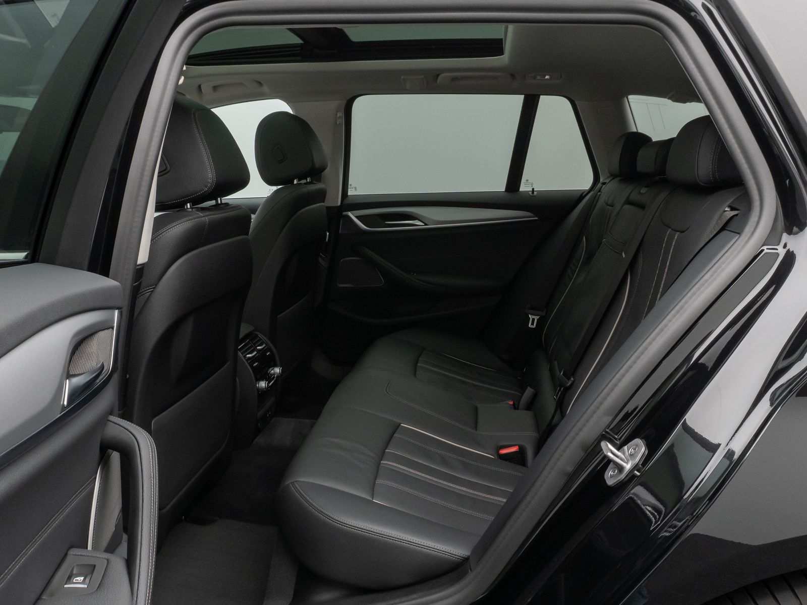 Fahrzeugabbildung BMW 530e Panorama 360°DAB H/K ACC AHK Alarm Leder