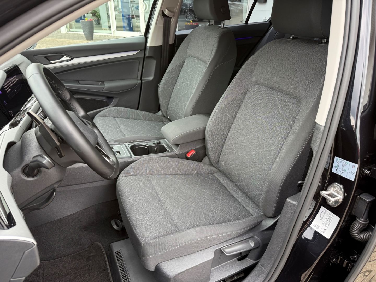 VW Golf VIII Life eTSI 1.5 EU6d-T 8 Limousine - Image 11