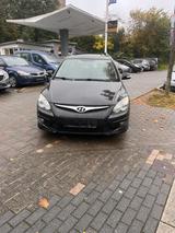 Hyundai i30 CW 1.6 CRDi 66 kW Classic TÜV NEU - Hyundai i30 aus 2012 mit Diesel-Antrieb: Kombi