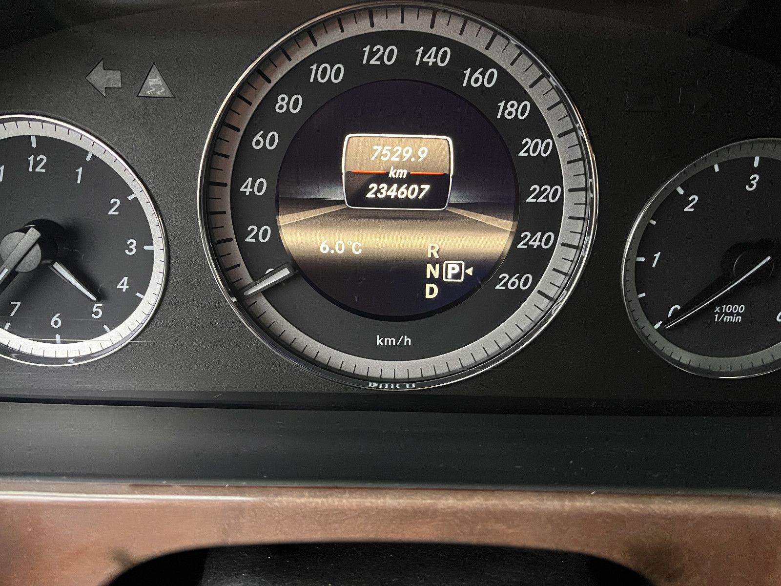 Fahrzeugabbildung Mercedes-Benz E 220 Limousine CDI BlueEfficiency Elegance