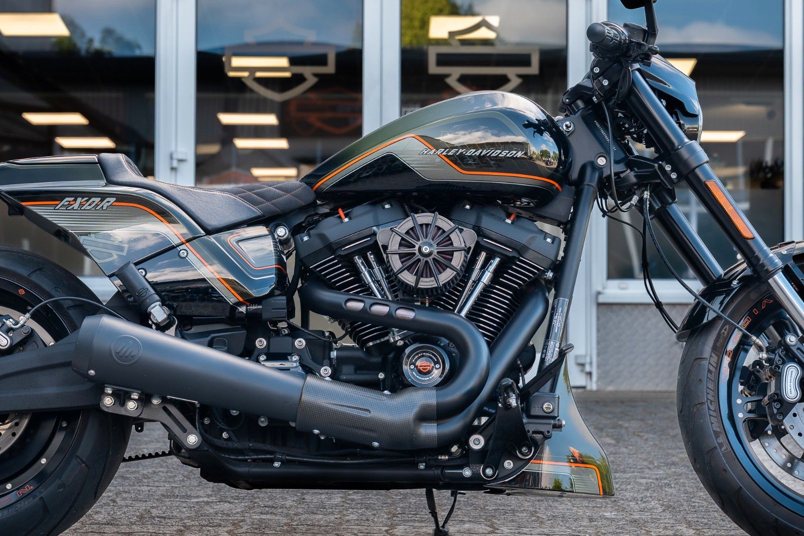 Fahrzeugabbildung Harley-Davidson FXDRS 114 CUI - KESSTECH - SEITLICHER KZH