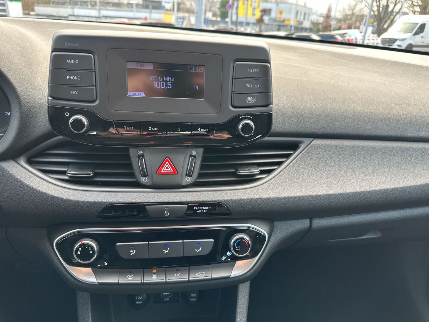 Fahrzeugabbildung Hyundai i30cw DCT AUTOMATIK KLIMA + SITZHEIZUNG + TEMPOM
