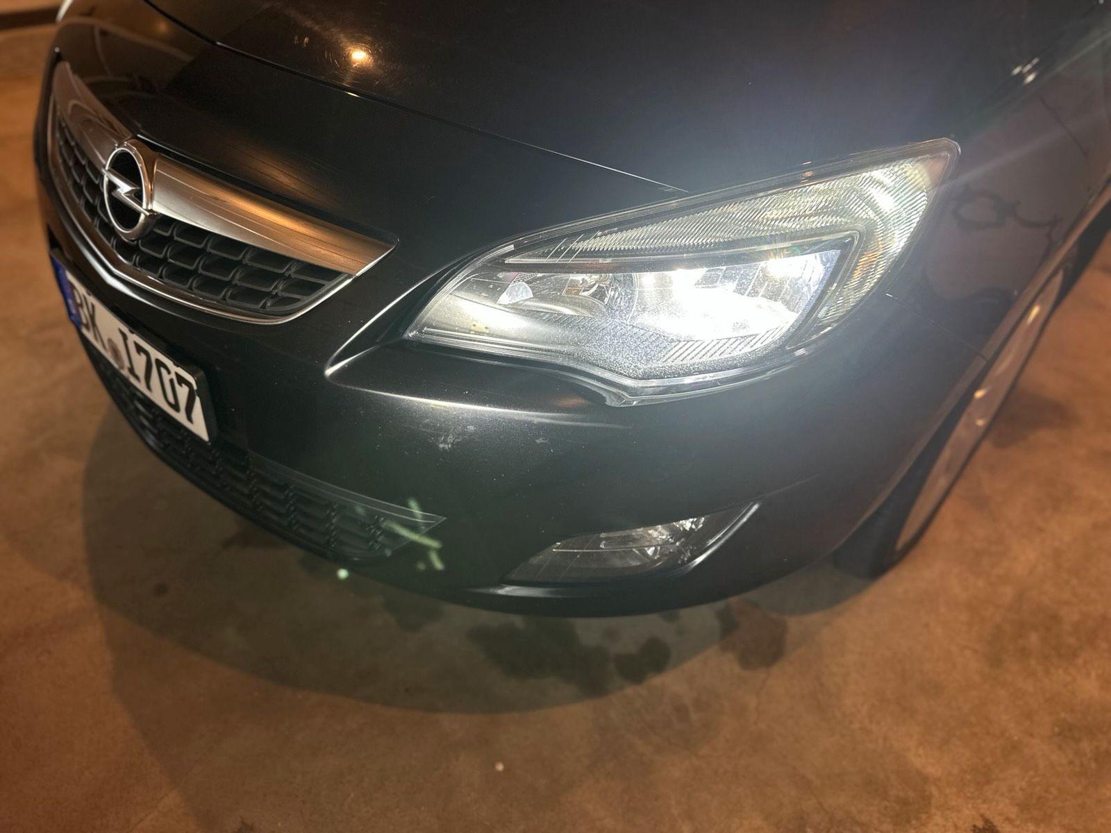 Opel Astra 2011 — photo 14