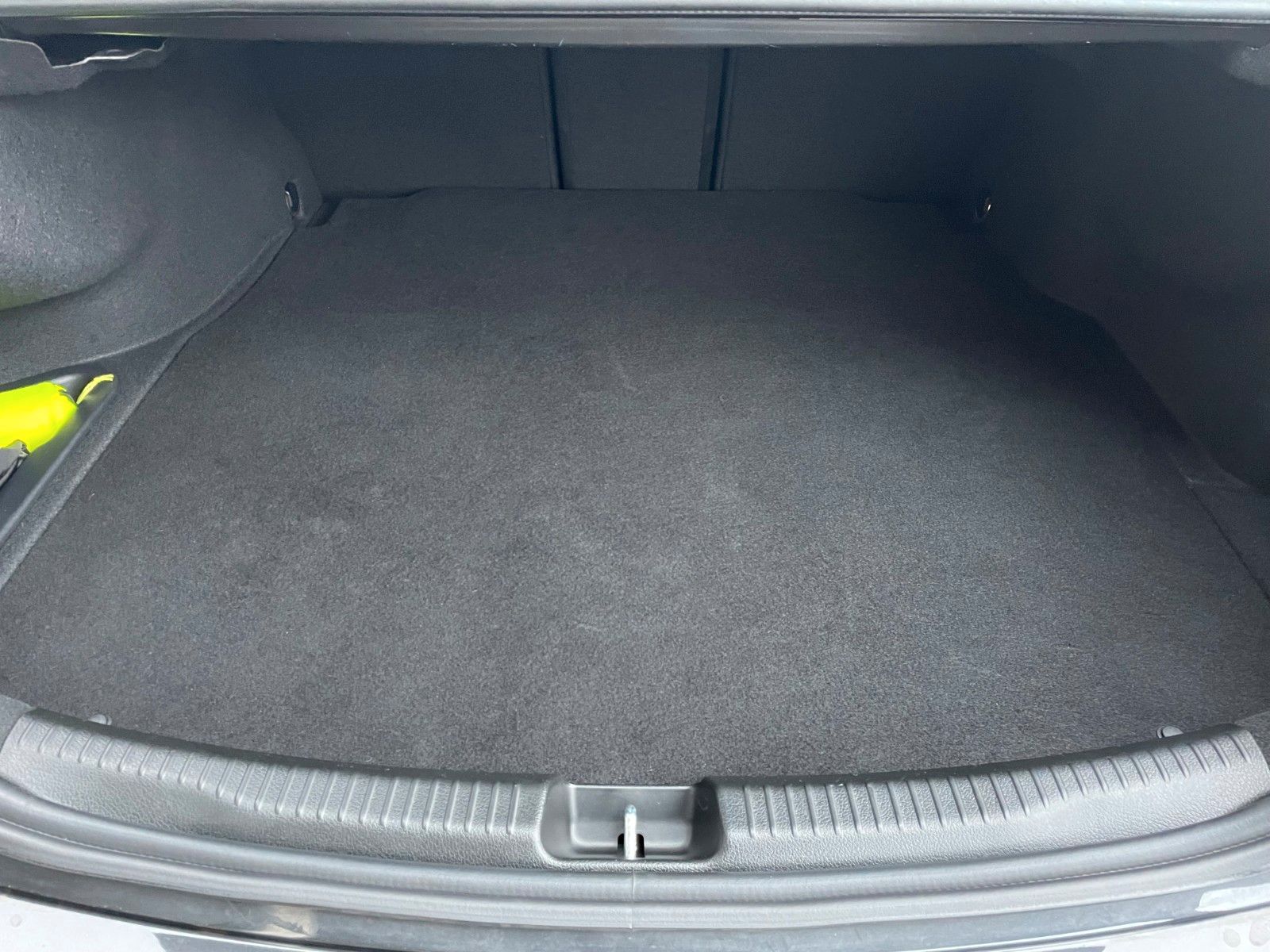 Fahrzeugabbildung Mercedes-Benz C 300 e Avantgarde Digital+S-Dach+AHK+Distr+