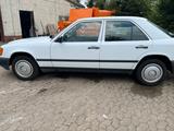 Mercedes-Benz Mercedes E200 w124, Oldtimer - Mercedes-Benz W124 aus dem Jahr 1988
