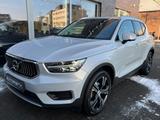 Volvo XC40 Inscription 2WD HiFi Leder 360 Fahrassi 19" - Volvo XC40 Inscription mit Benzin-Antrieb