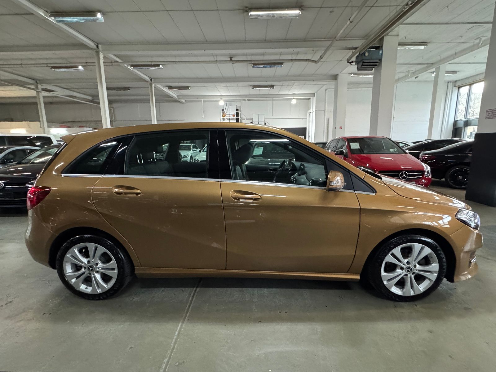 Fahrzeugabbildung Mercedes-Benz B 180 7G-DCT URBAN SPORTPAKET NAVI LED KAMERA 2H
