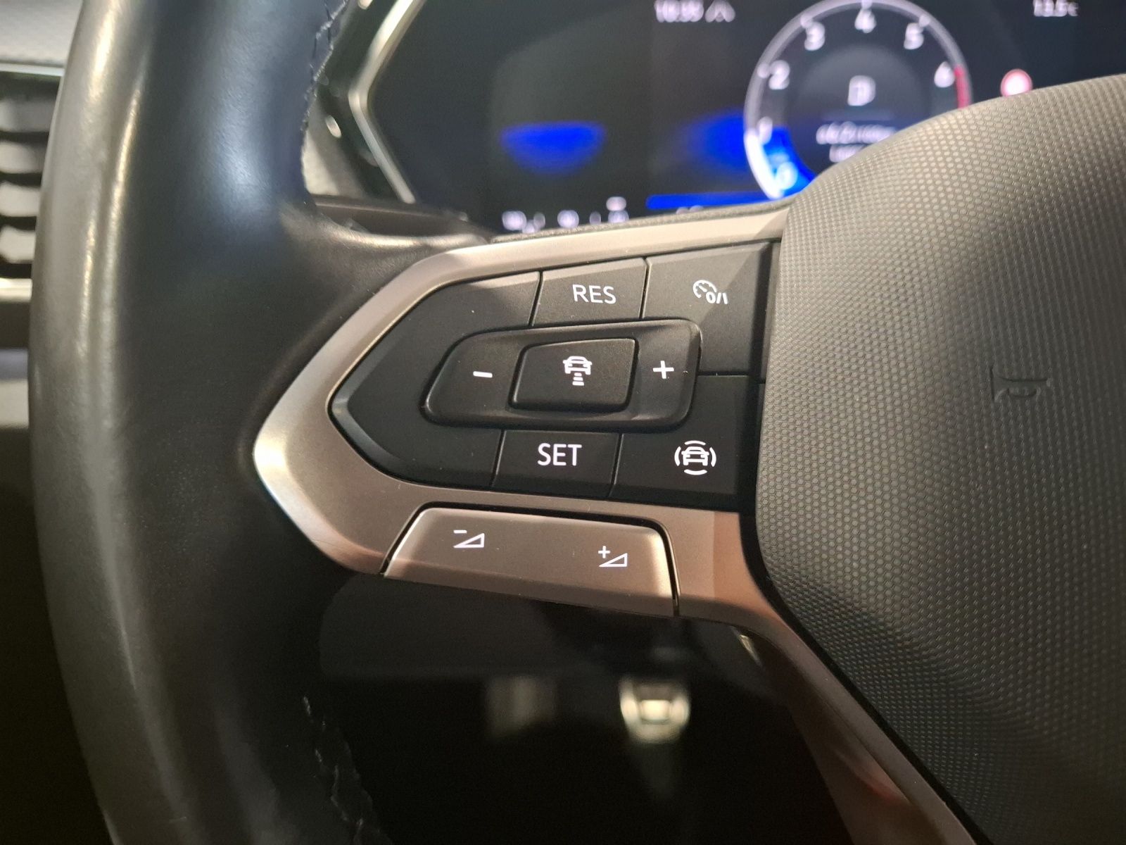 Fahrzeugabbildung Volkswagen T-Cross TSI Active Navi AID ACC PDC SH LM