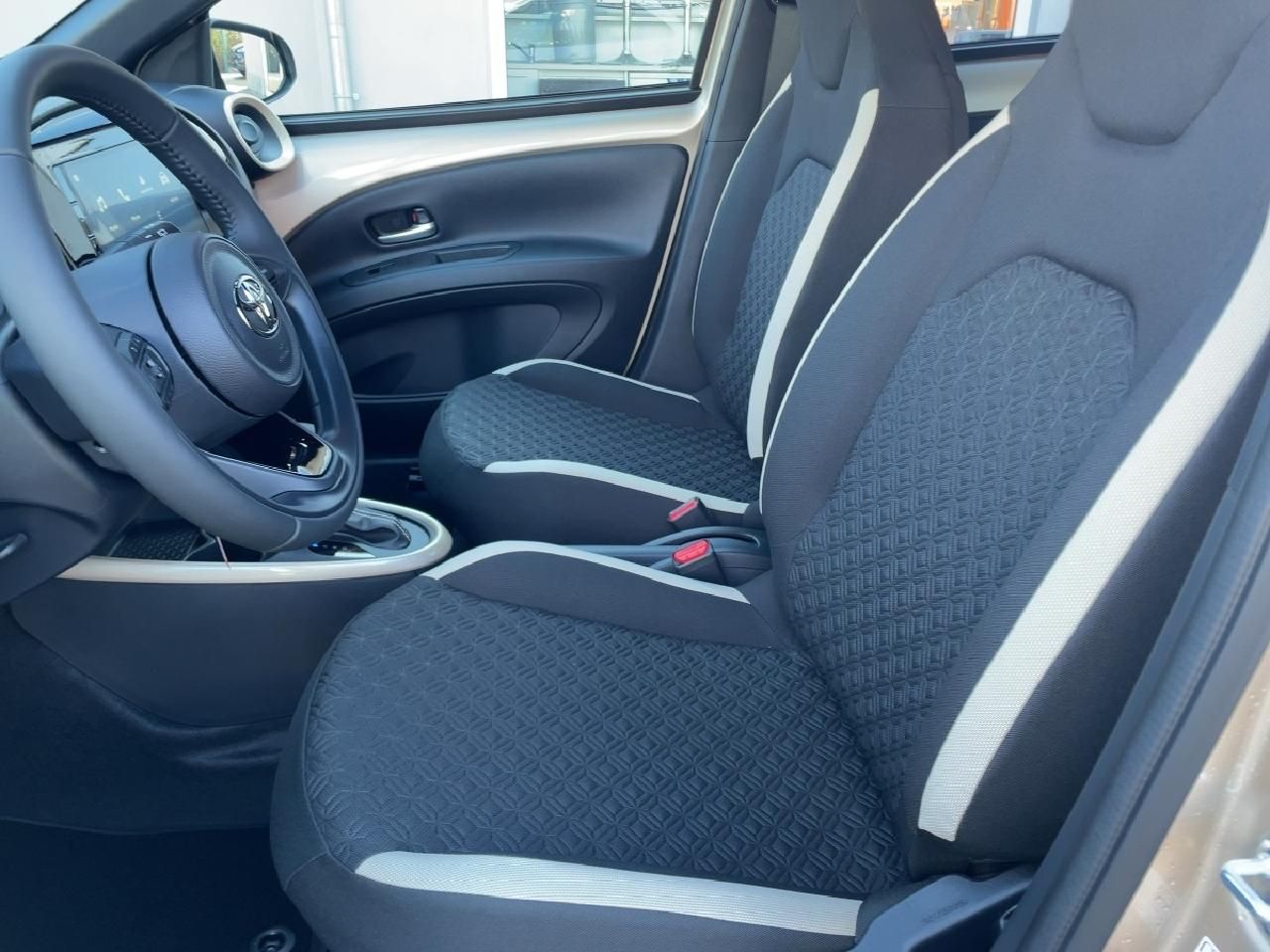 Fahrzeugabbildung Toyota Aygo X 1,0 l Teamplayer