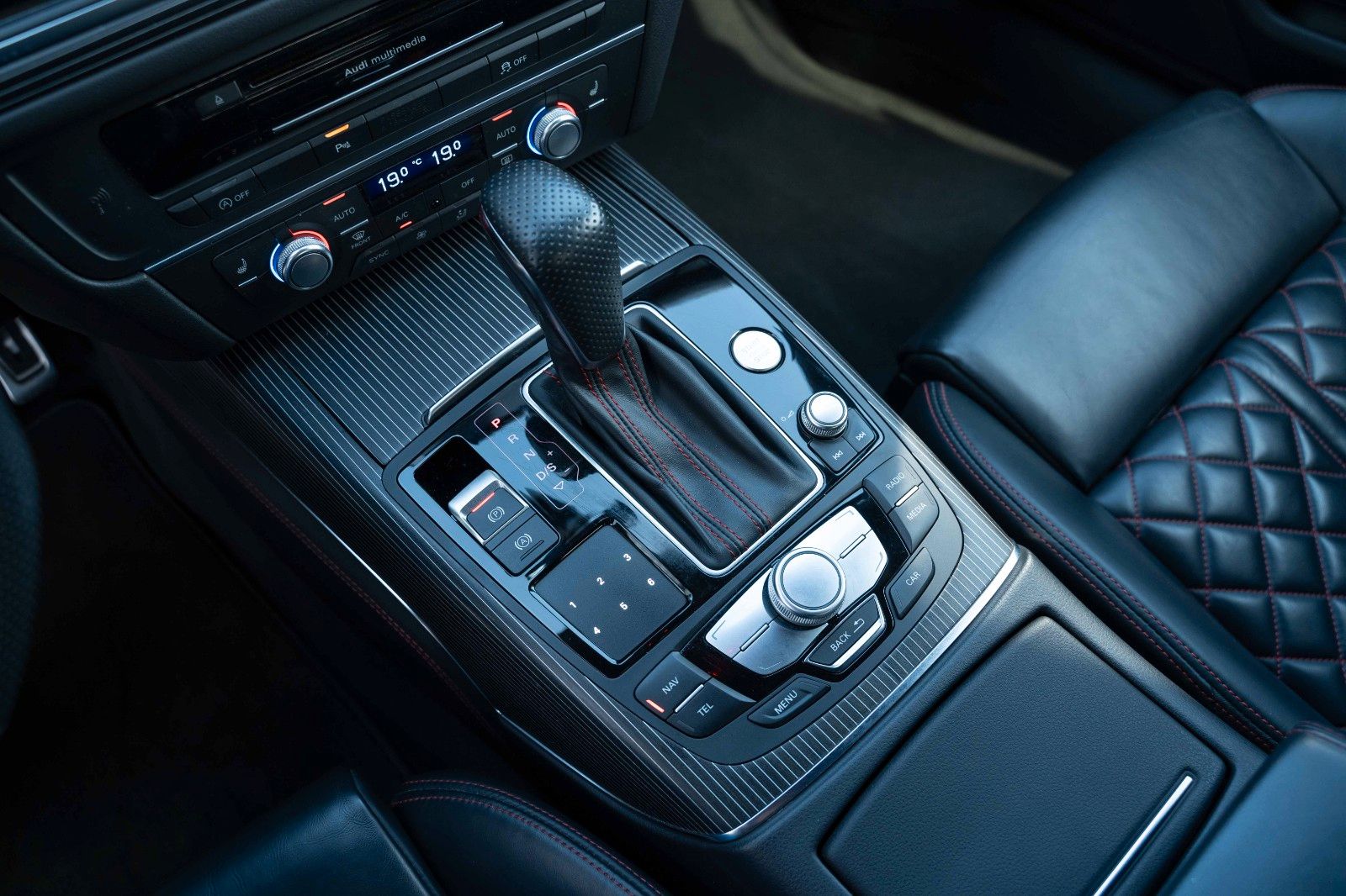 Fahrzeugabbildung Audi A6 AVANT 3.0 TDI COMP. S-SITZE MATRIX BOSE KAM