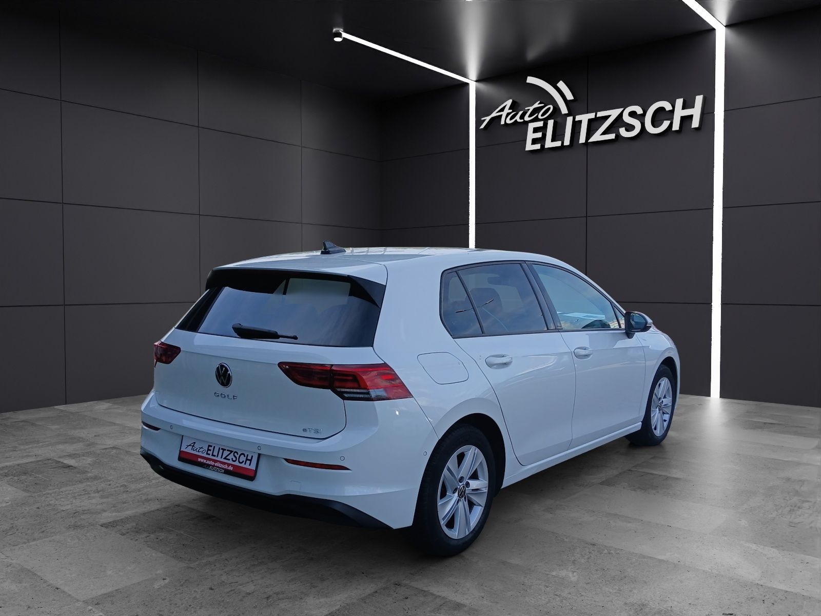 Fahrzeugabbildung Volkswagen Golf VIII eTSI Life DSG LED AHK Navi Pano AID AC