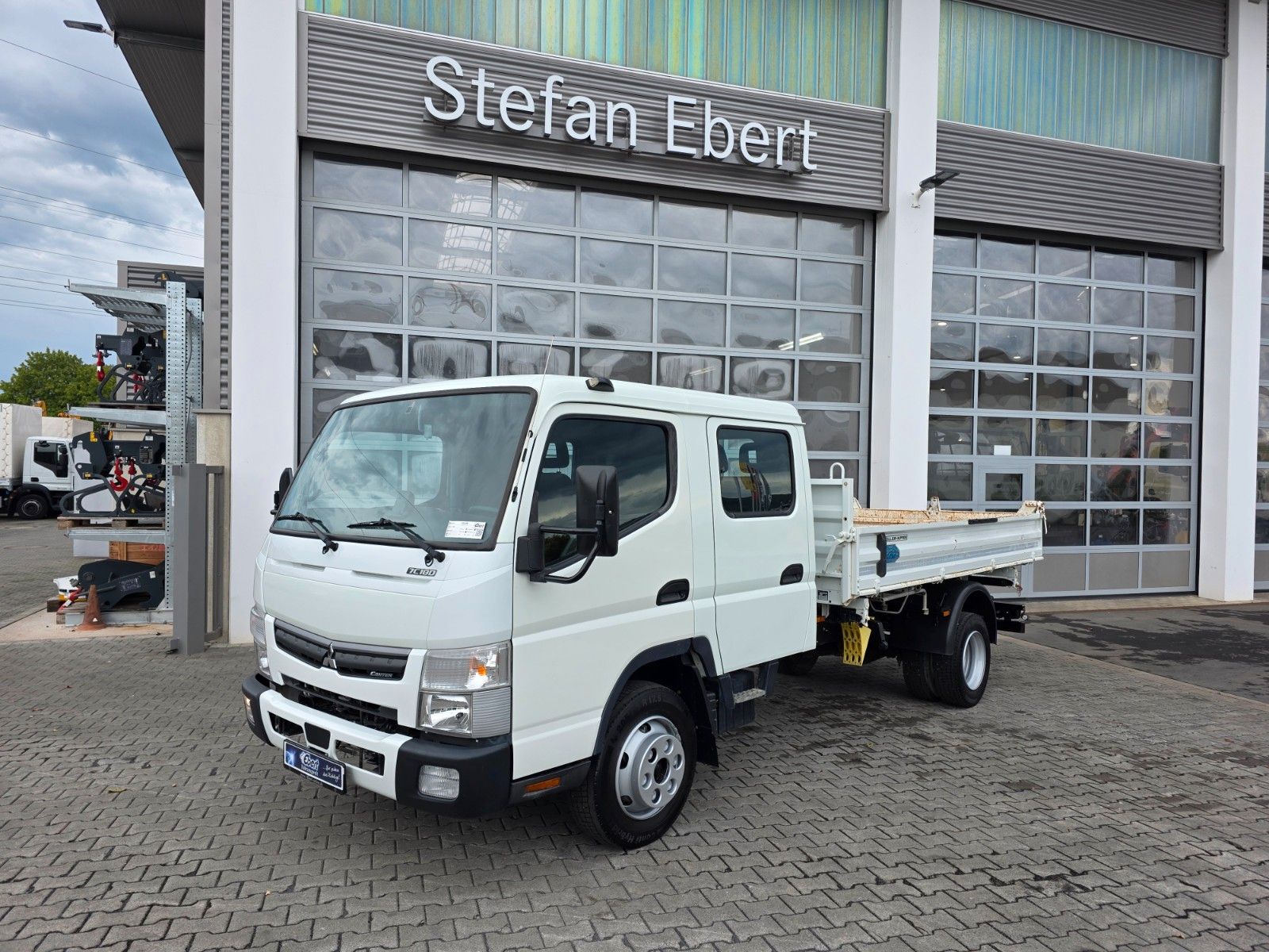 Fahrzeugabbildung Mitsubishi Fuso Canter 7C18D DoKa 7 Sitze AHK
