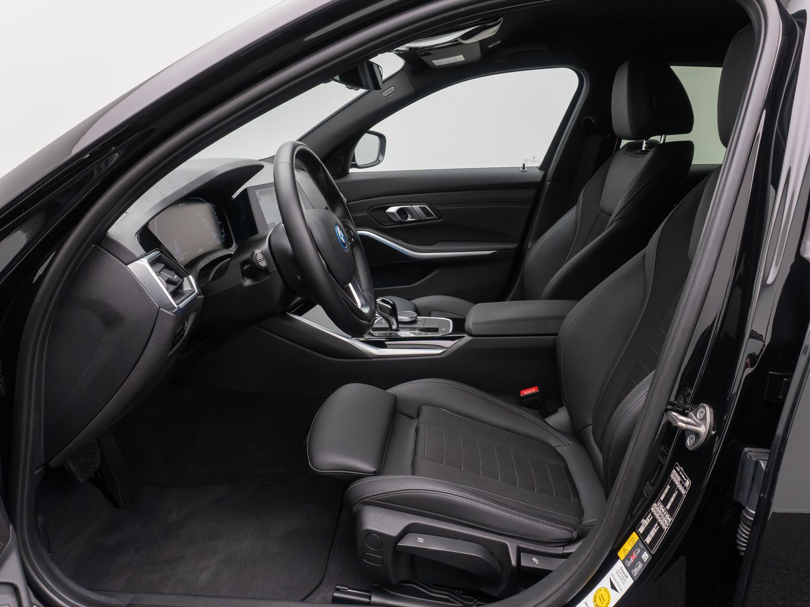 Fahrzeugabbildung BMW 320e Sport Line DAB HiFi CockPitPr Alarm PDC LED