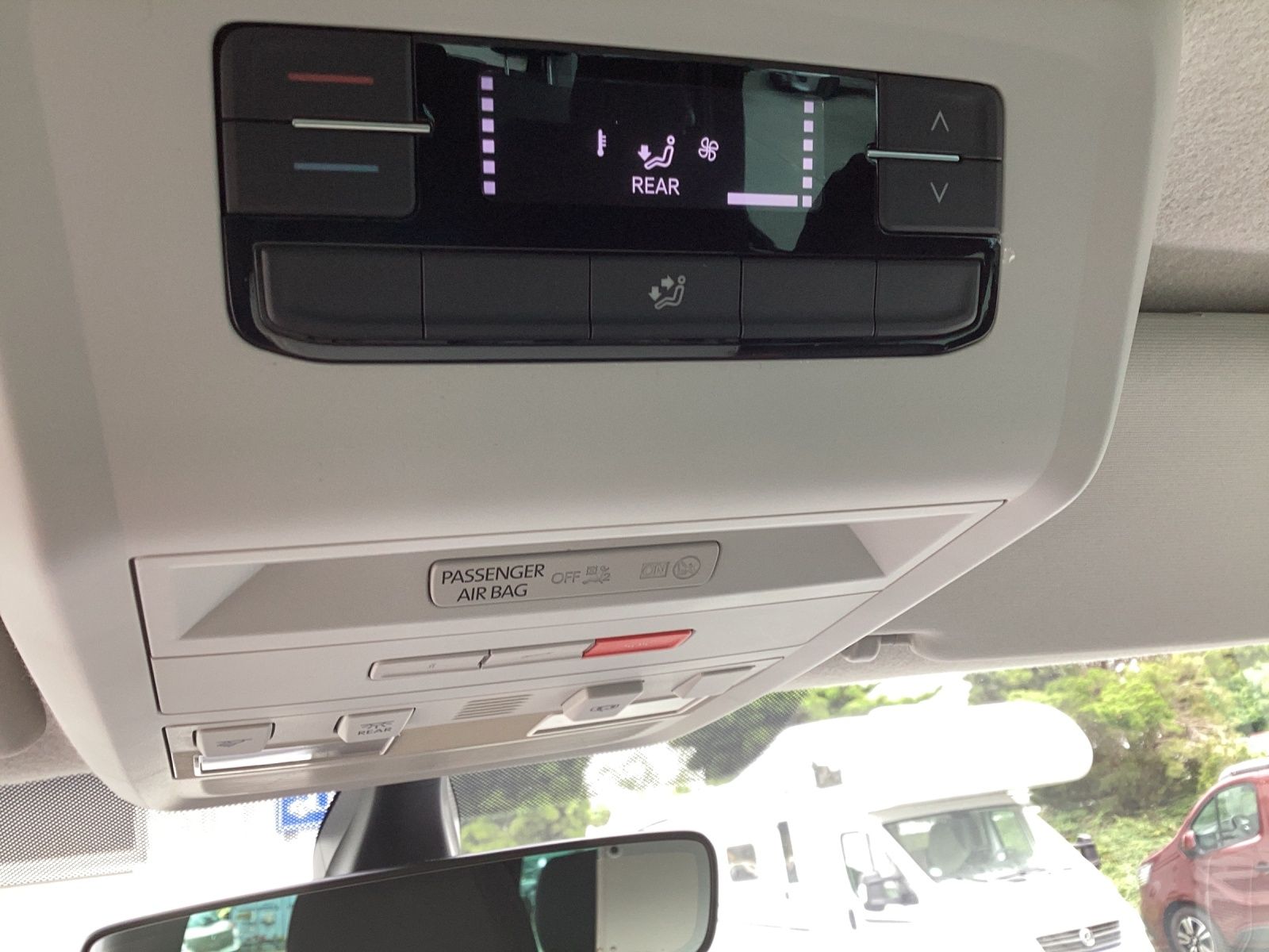 Fahrzeugabbildung Volkswagen T6 Kombi T6.1 TDI 9 Sitze LR LED SITZH. REAR VIE