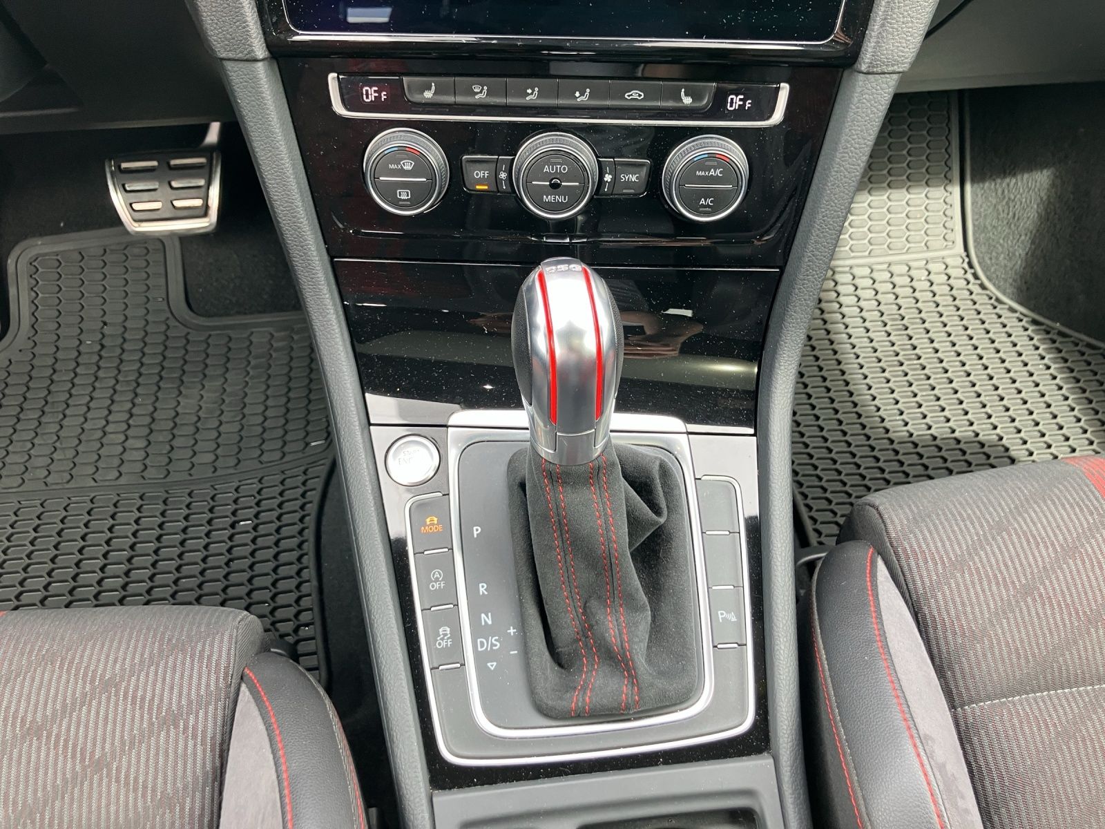 Fahrzeugabbildung Volkswagen Golf VII GTI TCR Start-Stopp DSG LED Navi Pano A