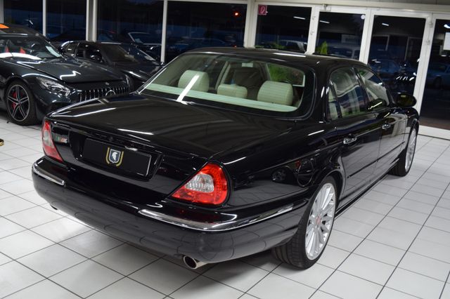 Fahrzeugabbildung Jaguar XJR X350/Schwarz mit beige/Bestzustand