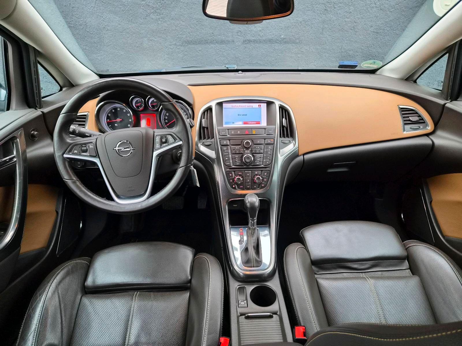 Opel Astra 2011 — photo 10
