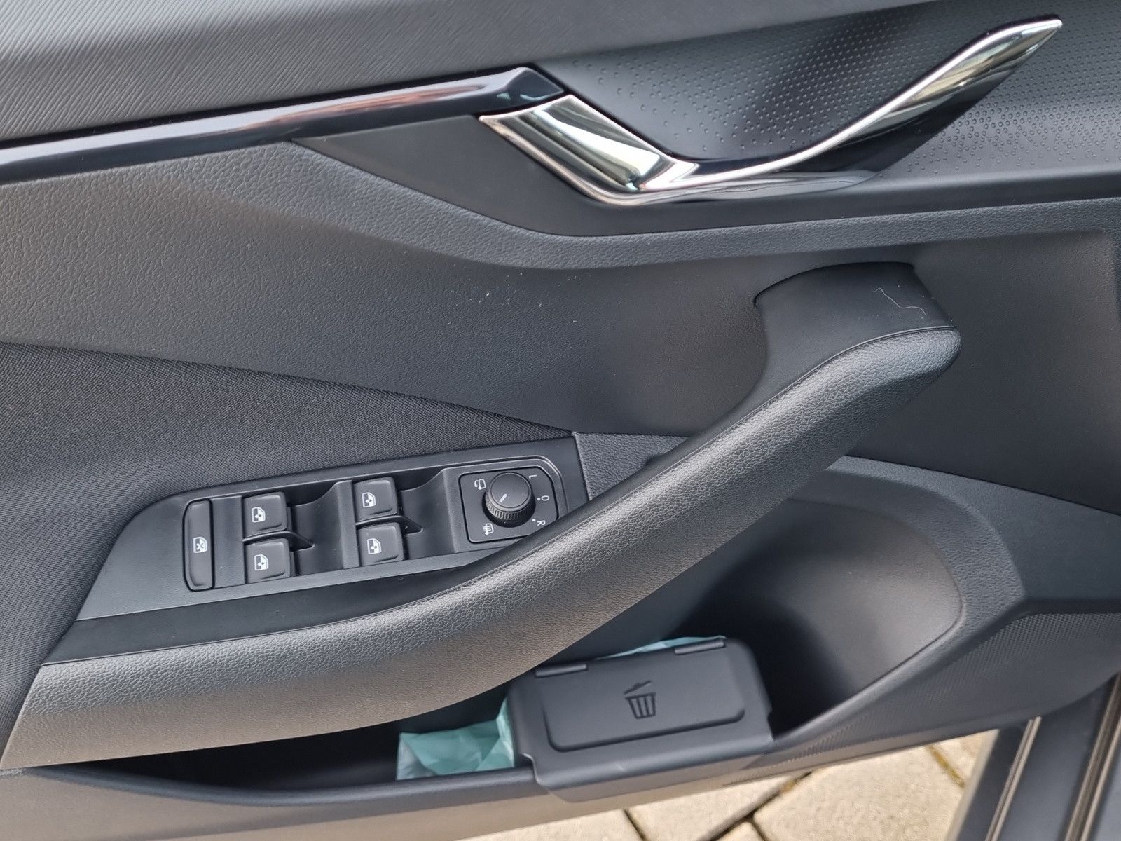 Fahrzeugabbildung SKODA Scala Tour 1,0 TSI DSG Simply Clever Black