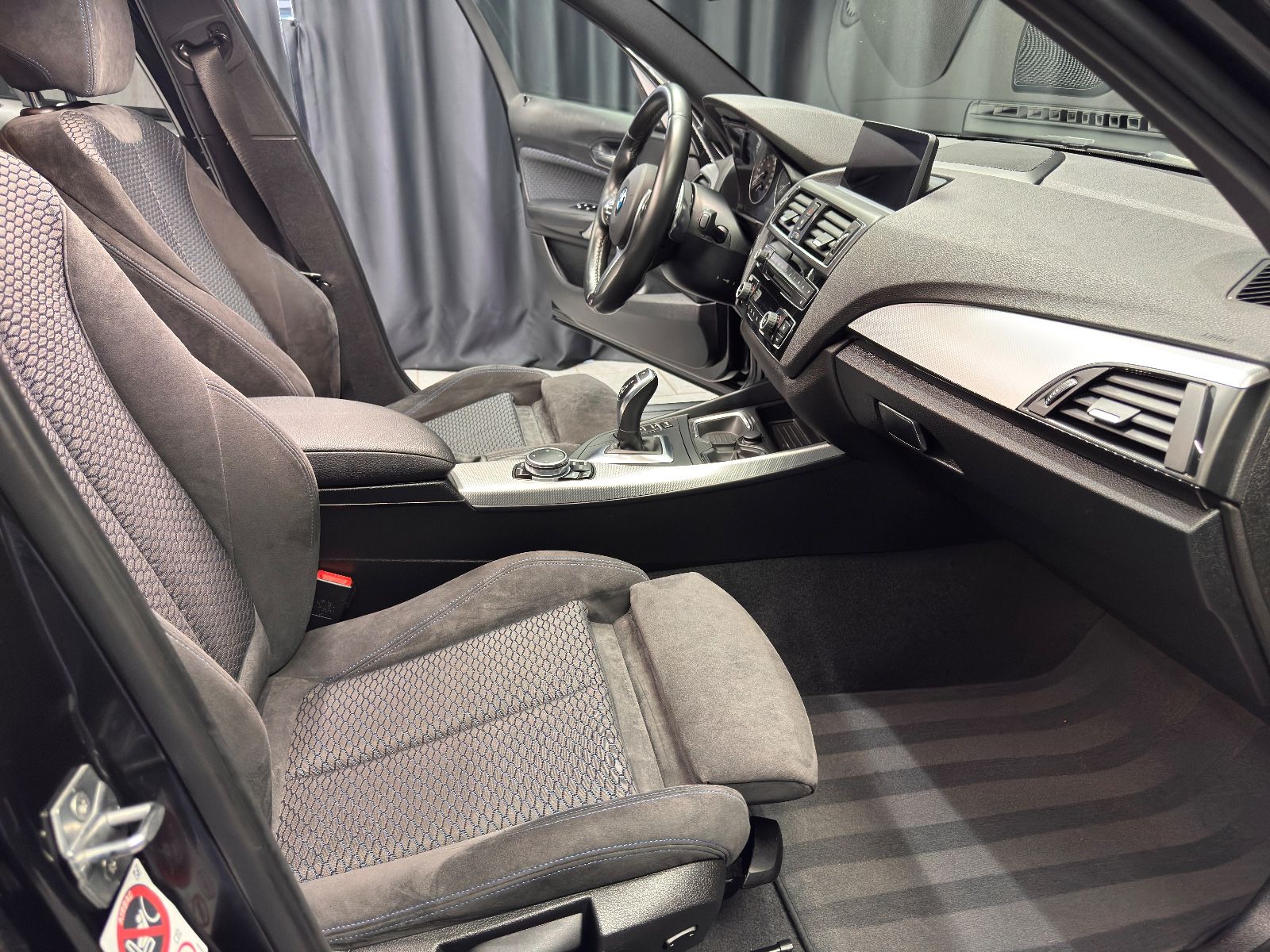 Fahrzeugabbildung BMW M135i xDrive|H&K|LED|KAMERA|VOLL|DEUTSCHES FZG