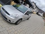 Ford zum Verkauf steht ein Fort Fiesta - gebrauchte Ford Fiesta aus dem Jahr 2002