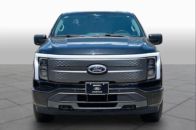 Ford F 150 Lightning XLT 2025 schwarz im Vorlauf