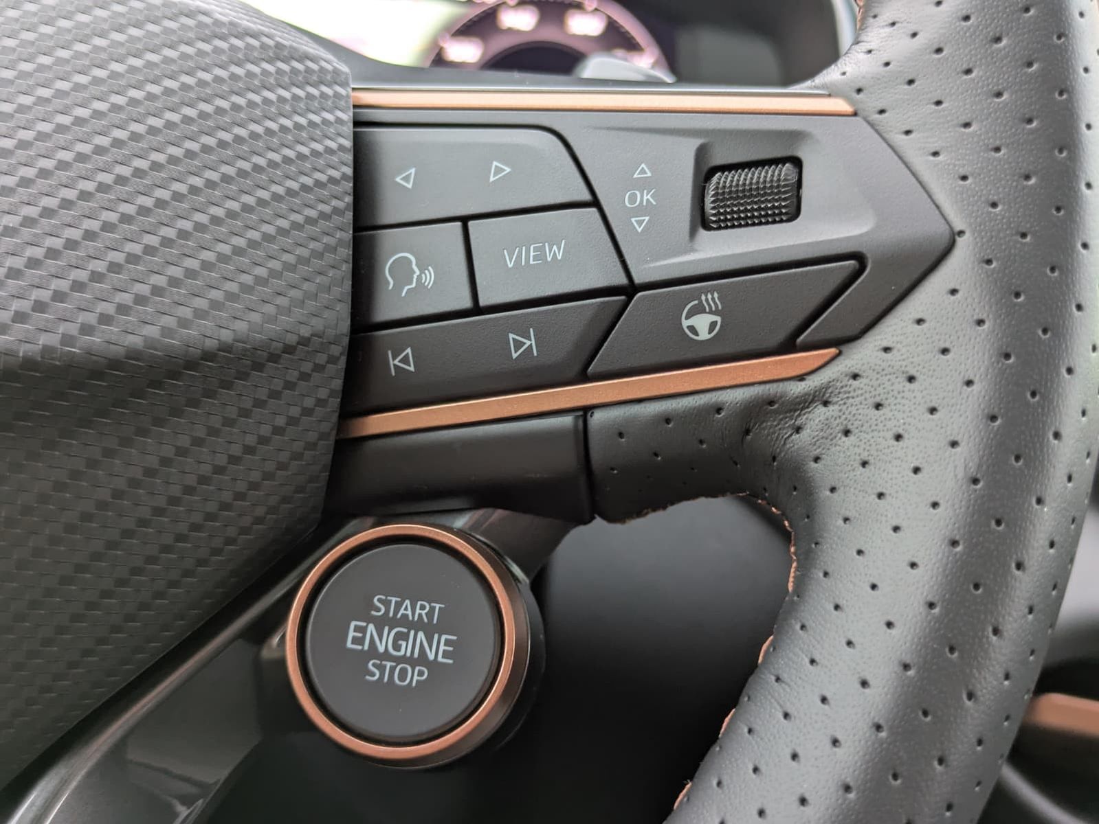 Fahrzeugabbildung CUPRA Terramar 2.0 TSI 4D VZ HUD*MATRIX*PANO*DCC*20"