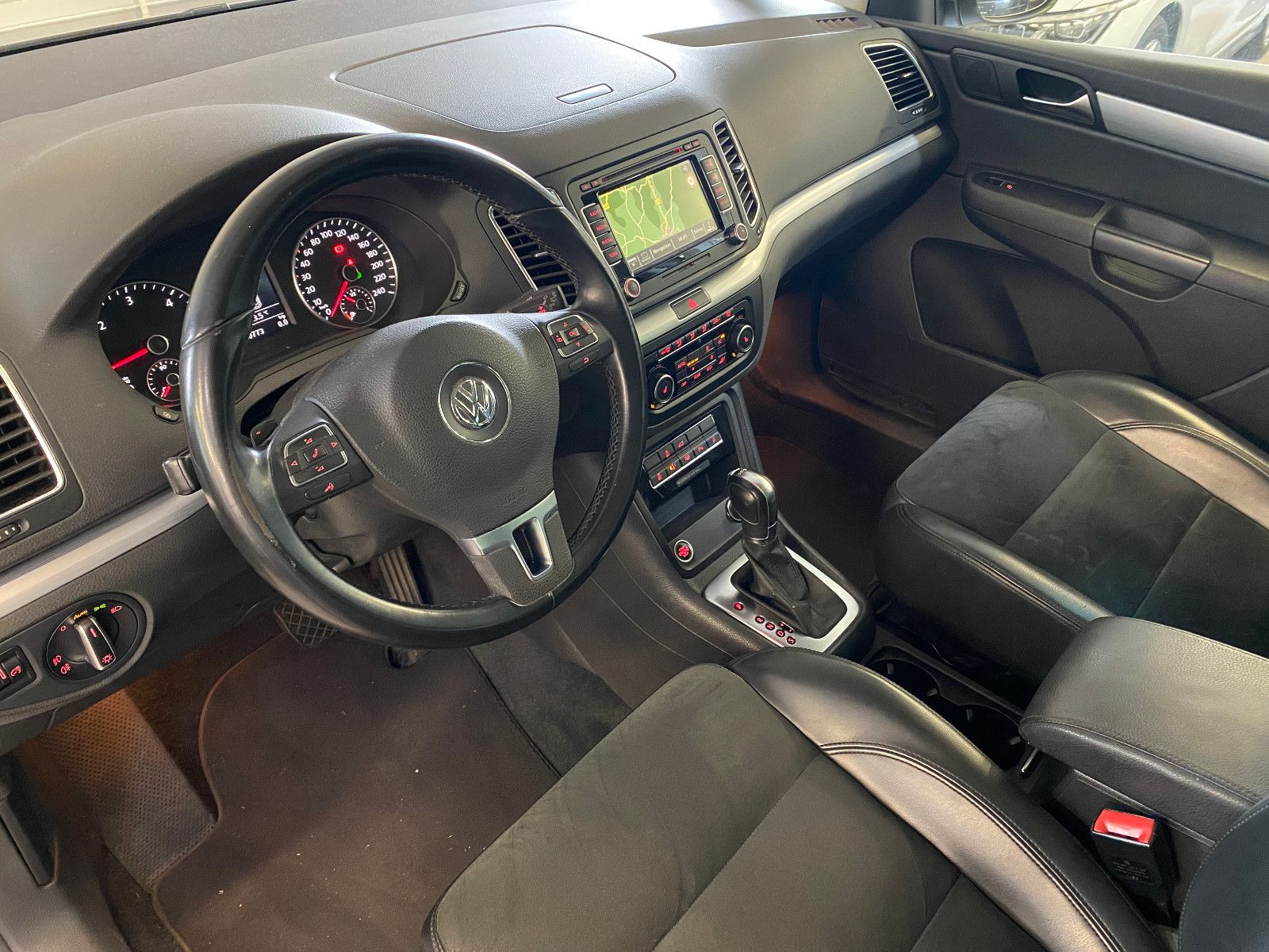 Fahrzeugabbildung Volkswagen Sharan Highline TDI DSG AHK DCC Pano Xenon Sthz