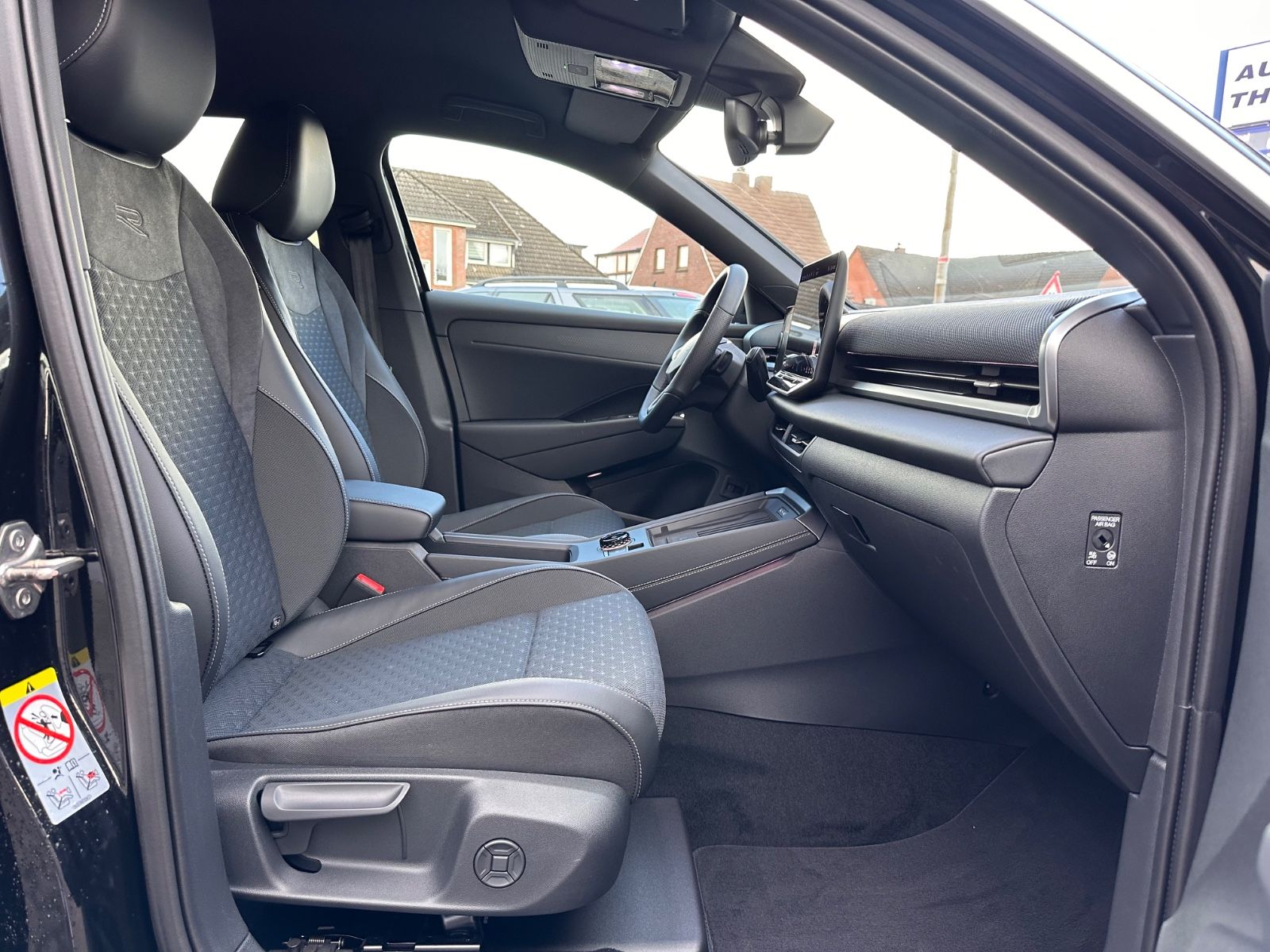 Fahrzeugabbildung Volkswagen T-Roc R Line 1.5 eTSI DSG APP/ACC/AHK/LED/eHeck