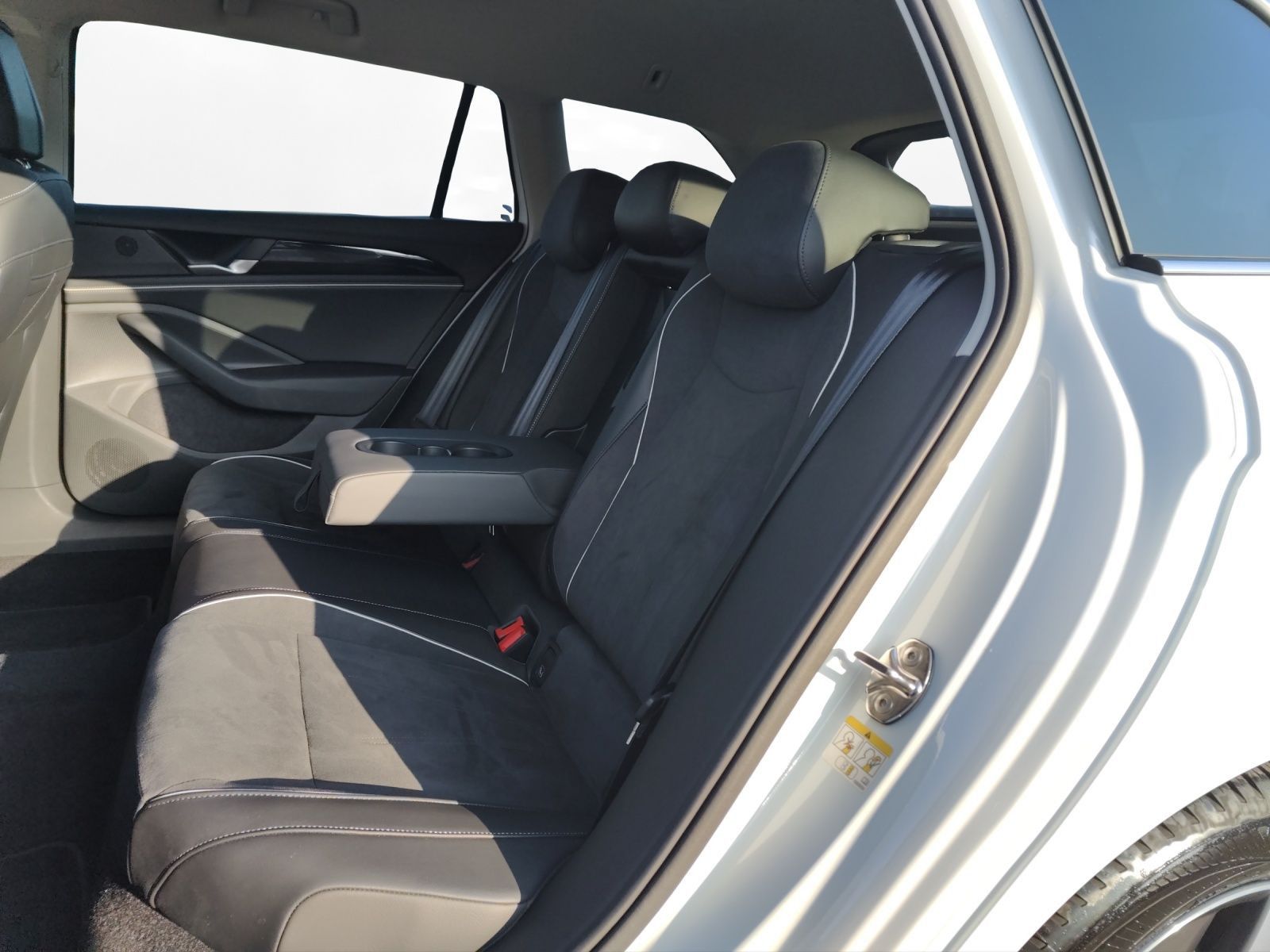 Volkswagen Passat Variant 1.5 eTSI Business AHK Navi RFK 36 foto 3