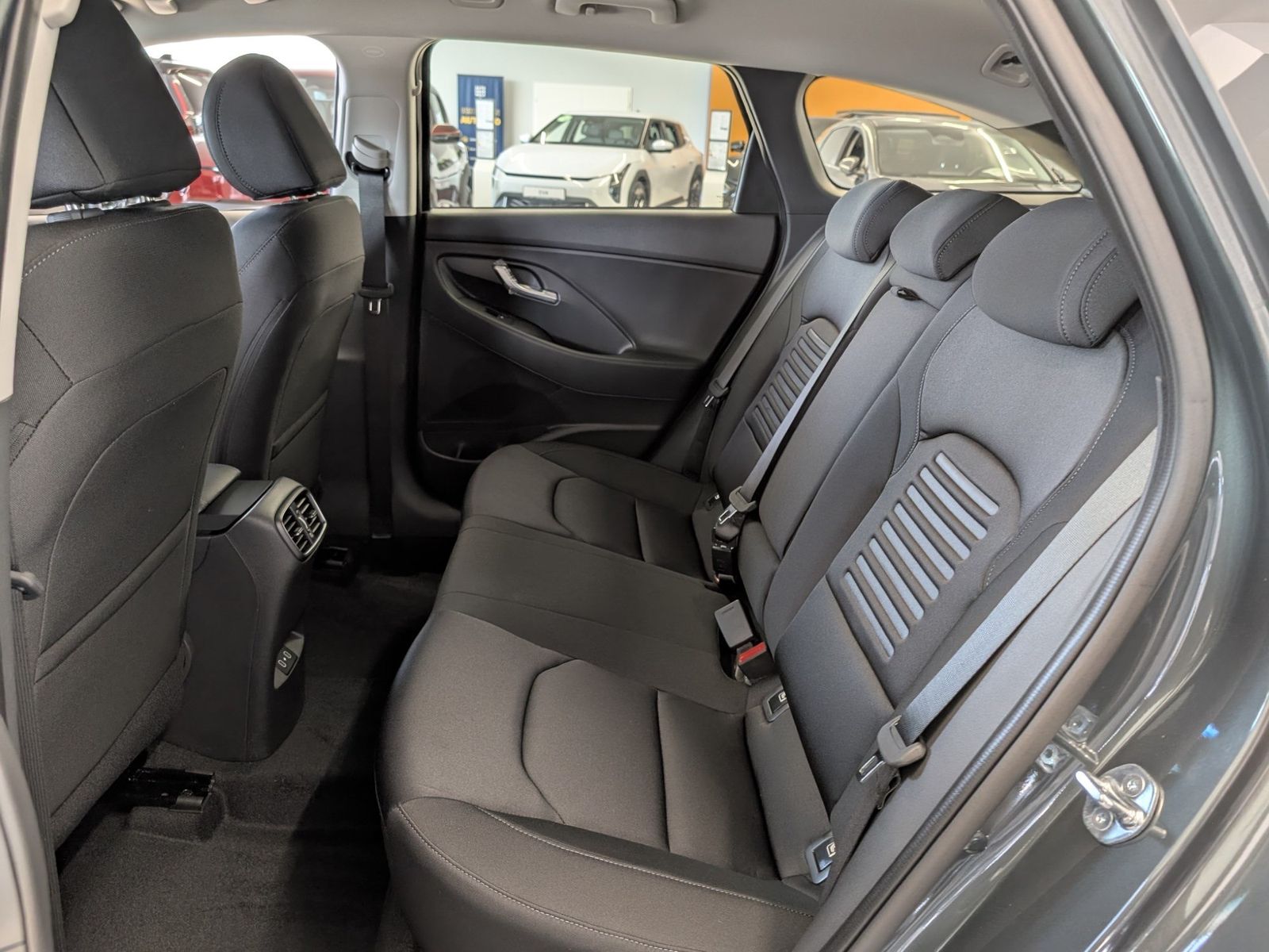 HYUNDAI i30 Kombi 1.6 T-GDI Trend Automatik SHZ Navi – Bild 9