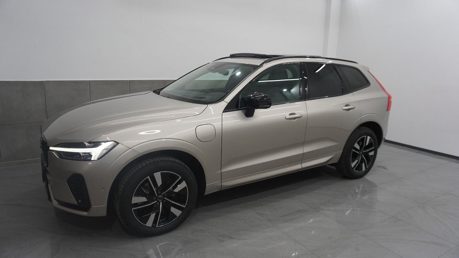 Volvo XC60 T6 Plus Dark NewMod Hyb. Pano/360/HuD/BLISS imagem 2