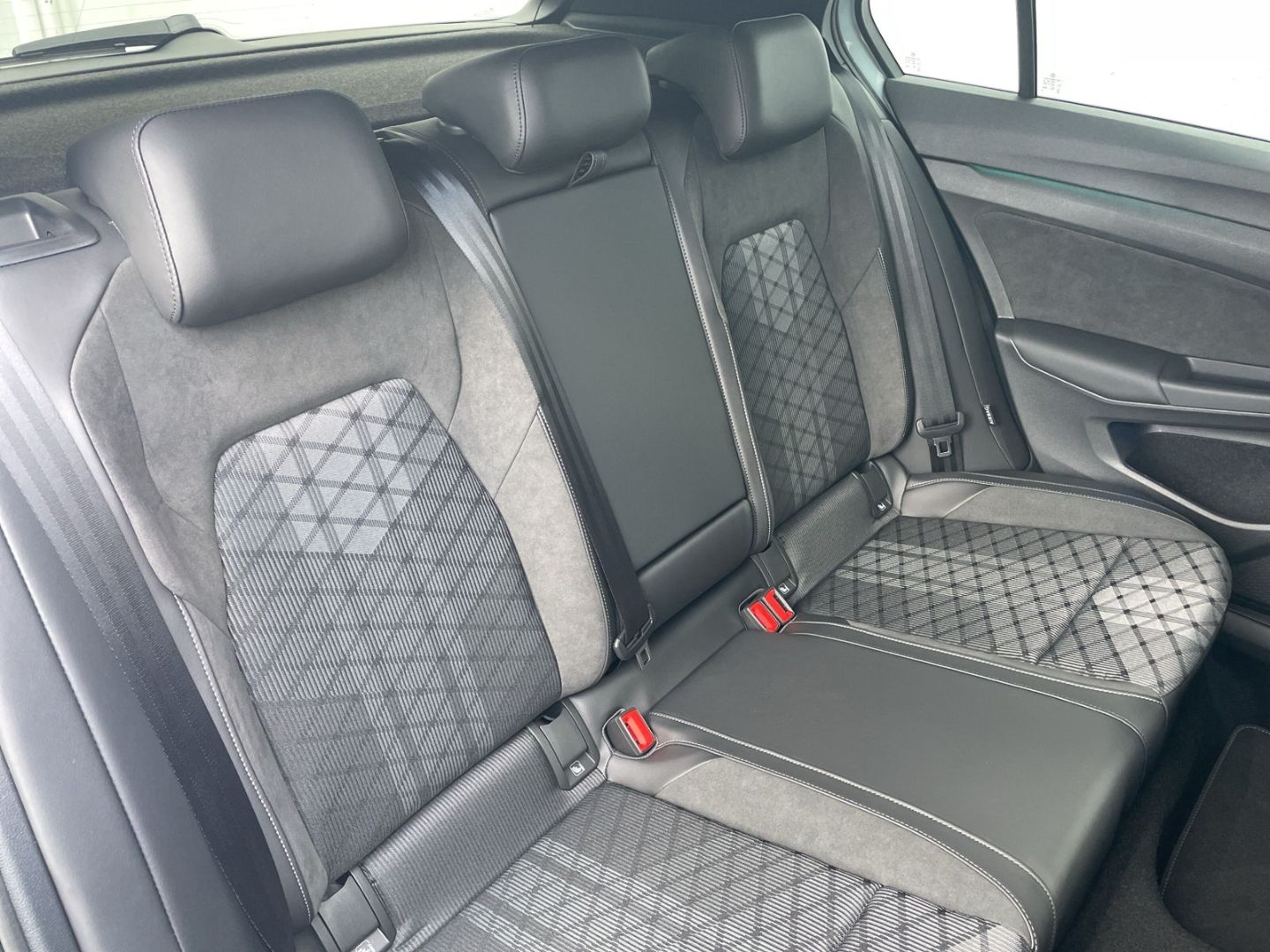 Golf VIII 1.5 eTSI DSG R-Line AHK/360°Kamera/HUD