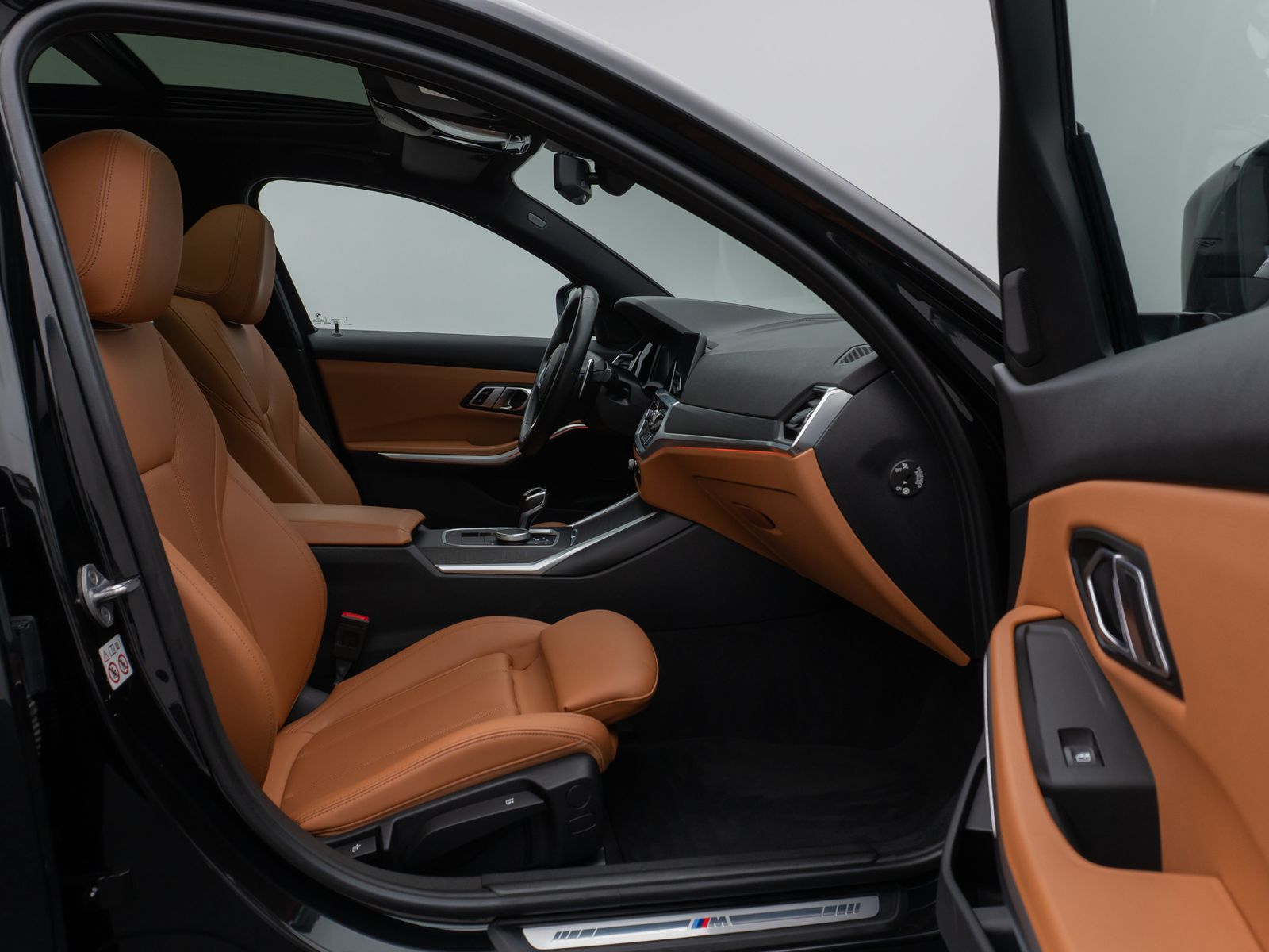 Fahrzeugabbildung BMW 330e xD M Sport Panorama Laser Kamera HUD HiFi