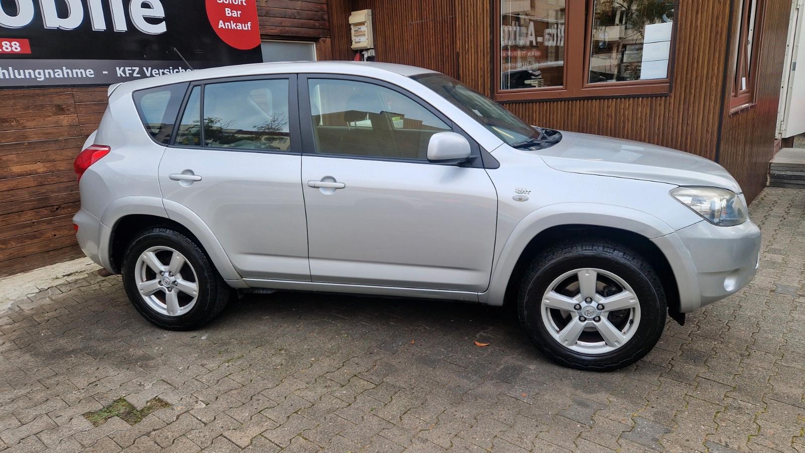 TOYOTA RAV4 - 2.2 177 CV - ATTELAGE - RÉGULATEUR DE VITESSE