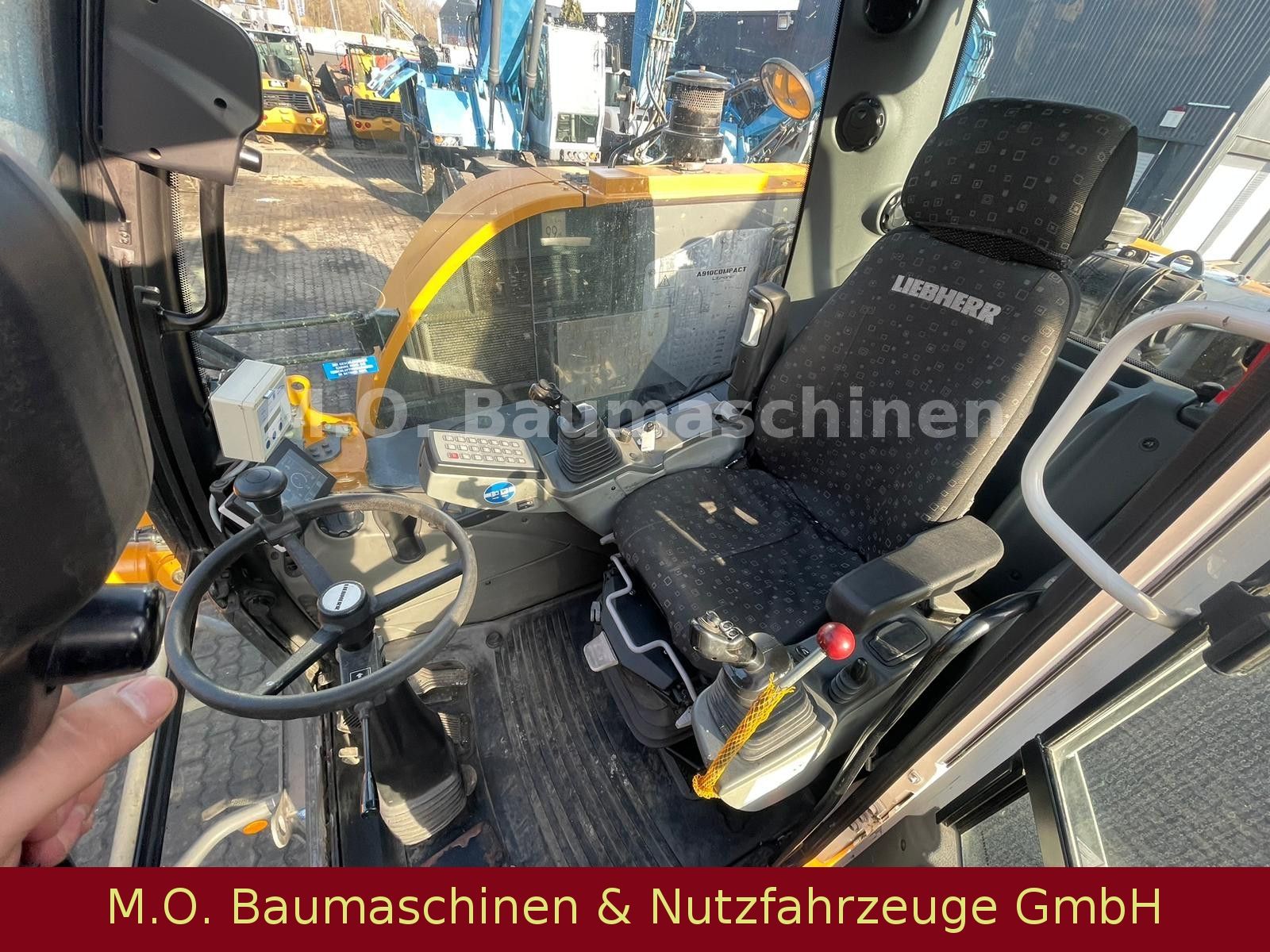 Fahrzeugabbildung Liebherr A 910 Compact Litronic / ZSA / AC / VSA /