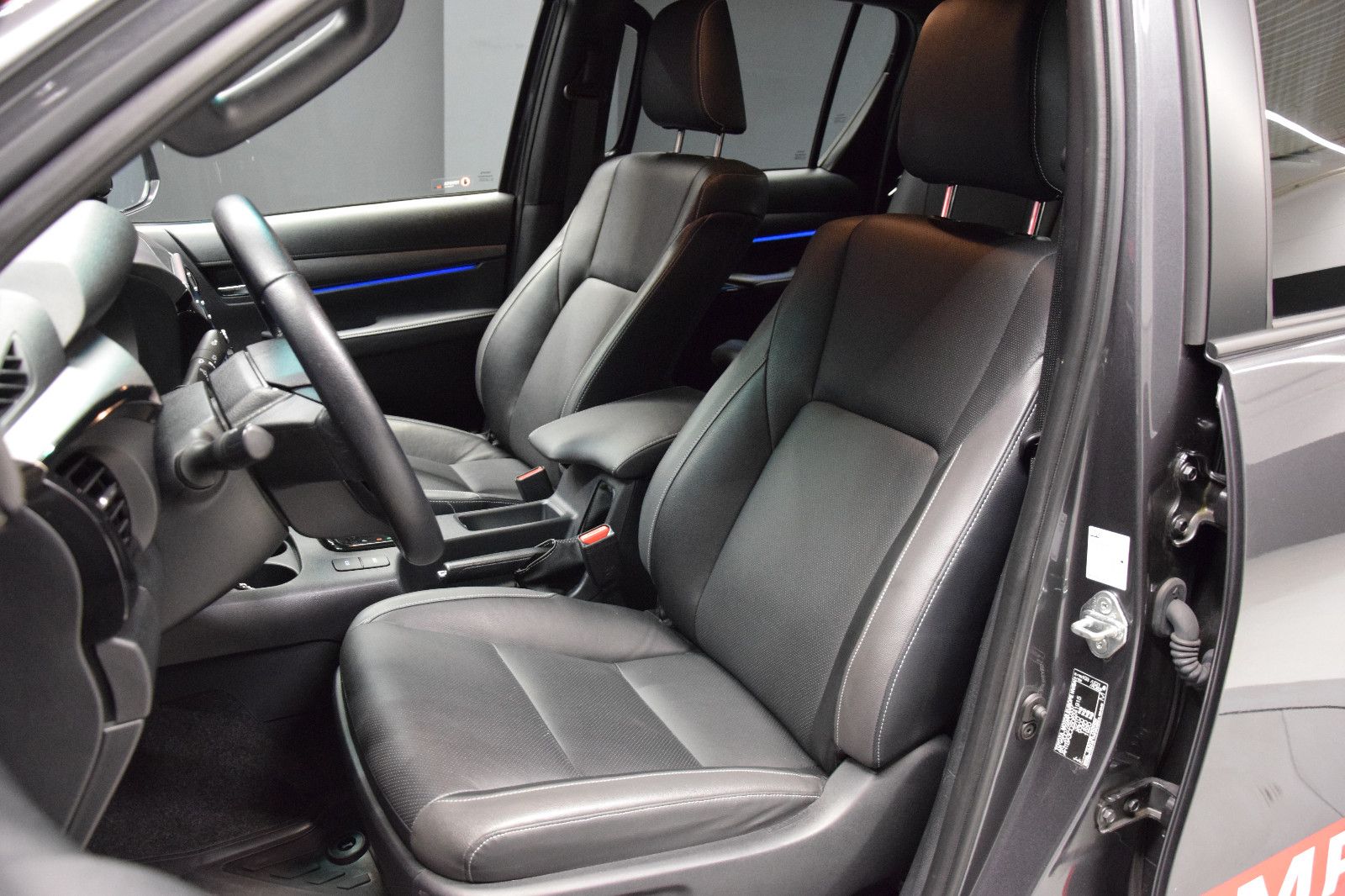 Fahrzeugabbildung Toyota Hilux 4x4 Invincible DoKa AHK JBL Keyless LED