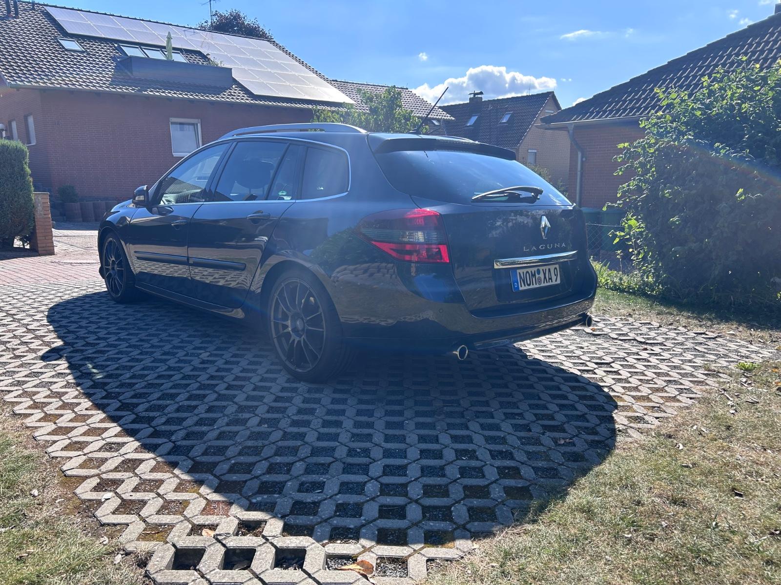 Renault Laguna 2011 — салон