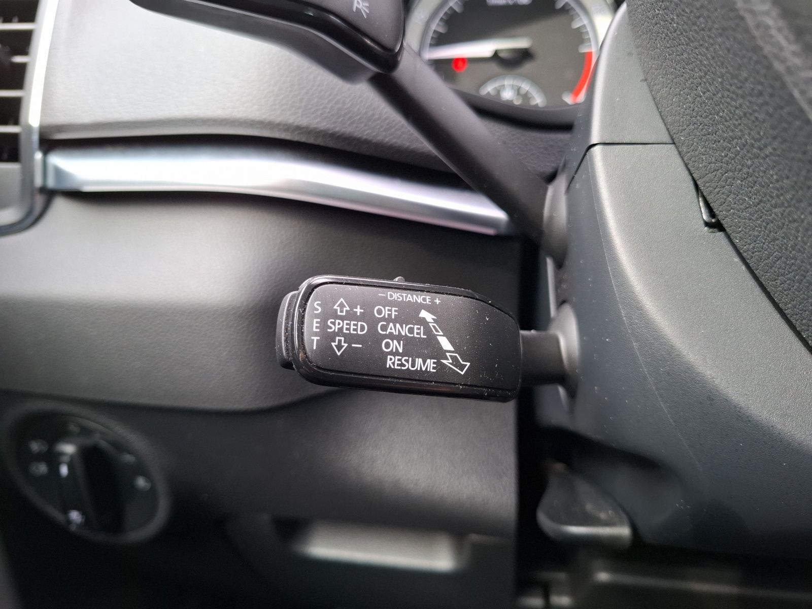 Fahrzeugabbildung SKODA Karoq TDI Drive-125 LED Navi ACC  RFK SH