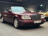Mercedes-Benz 220 (C124) CABRIOLET - Mercedes 220 Benzin Gebrauchtwagen