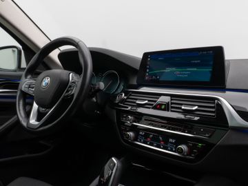 Fahrzeugabbildung BMW 520d SportLine Kamera Panorama HUD H/K AHK LED