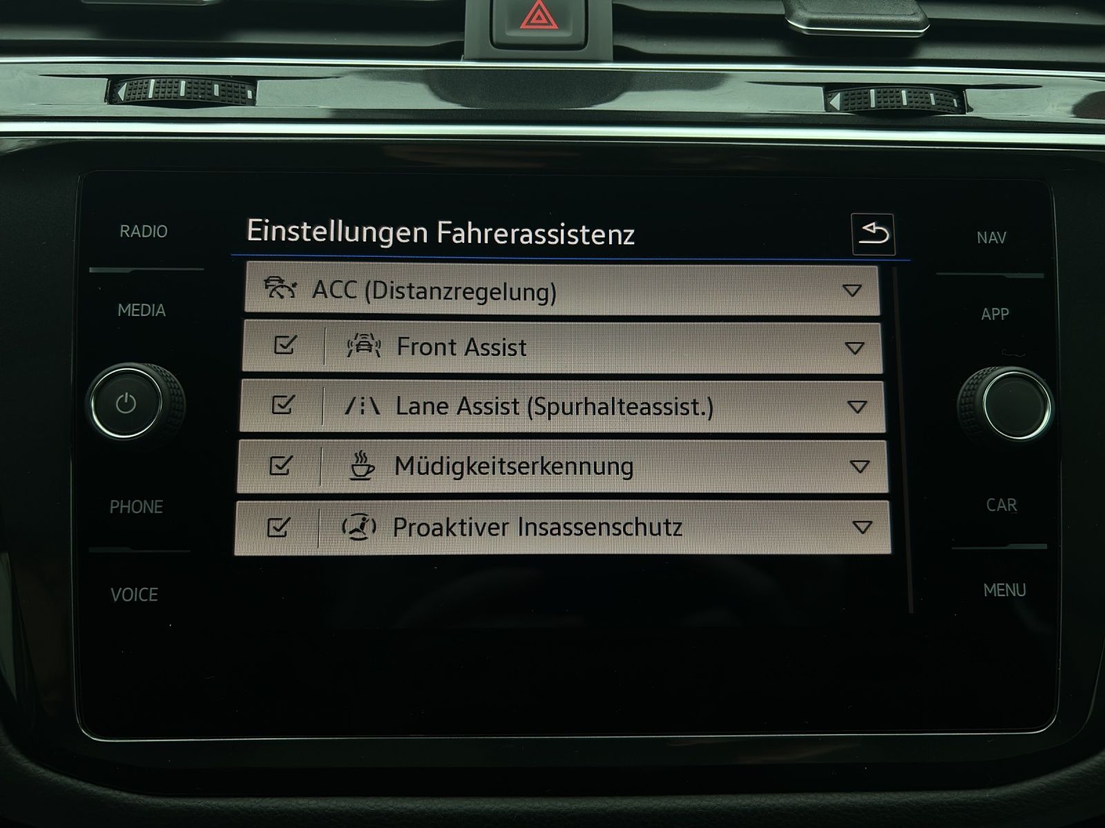 Fahrzeugabbildung Volkswagen Tiguan TSI Life DSG LED Navi Pano ACC PDC SH