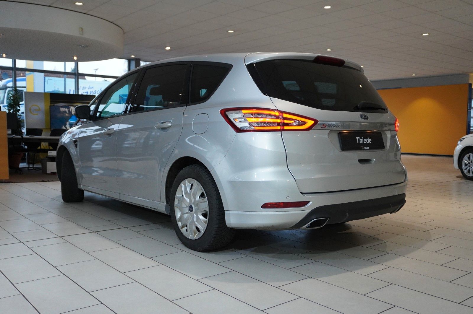 Fahrzeugabbildung Ford S-Max 2.0D BUSINESS 4X4 7-SITZE NAVI/SH/PDC/TEMP
